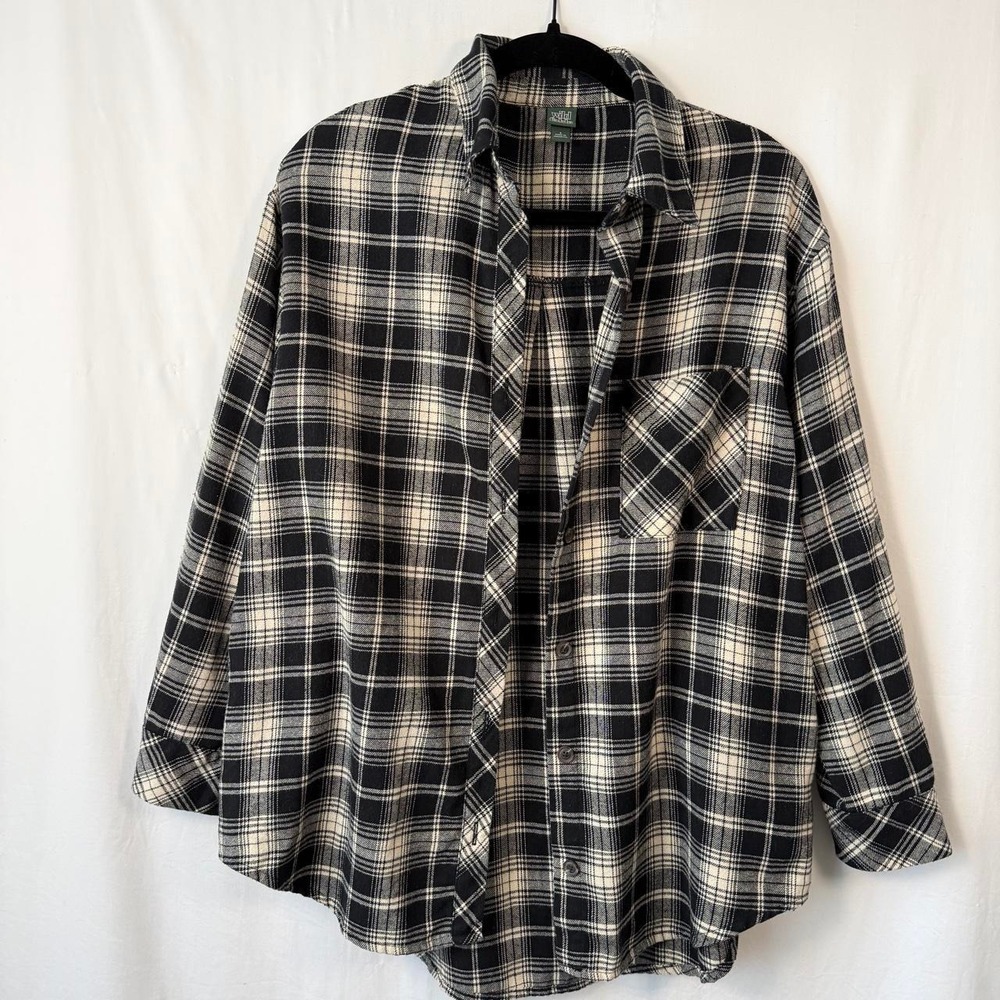 Wild Fable black, white and beige plaid oversized button up flannel in a S